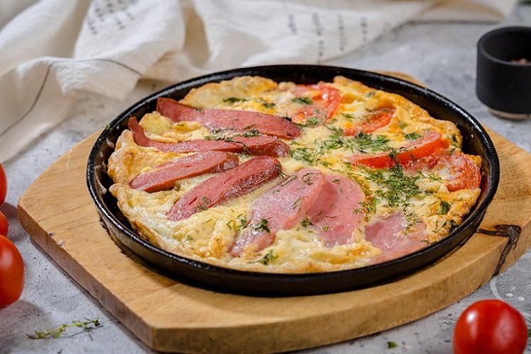 Omelet with tomatoes and sausage