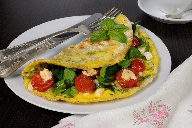 Omelet with cherry tomatoes, basil and goat cheese