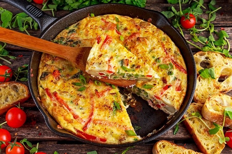 Omelet with tomatoes, bell peppers and green onions