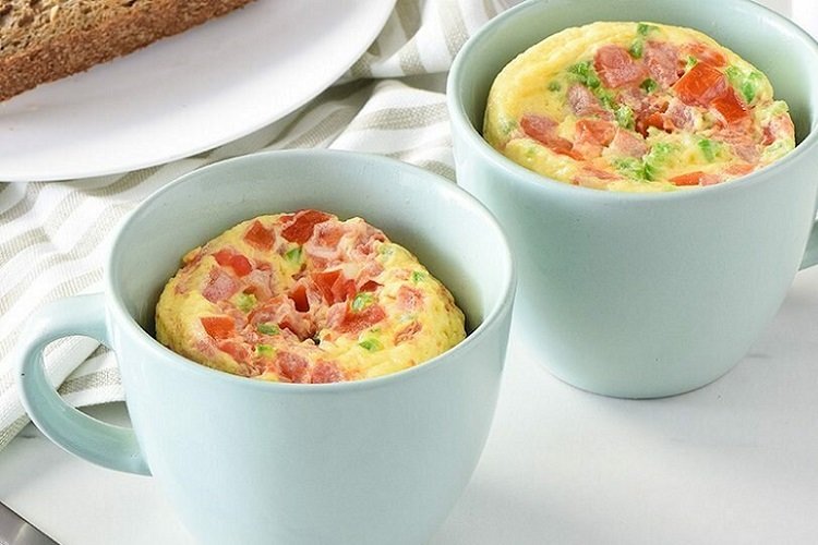 Simple omelet in a mug