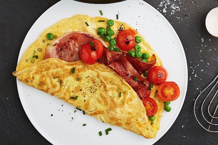 Omelet with tomatoes, bacon and green peas