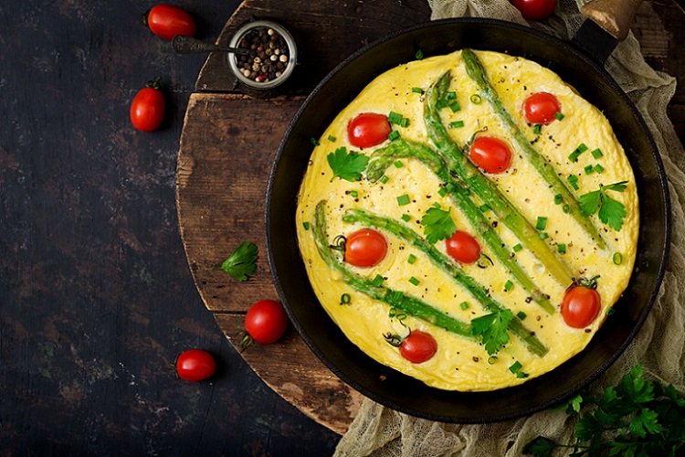 Omelet with tomatoes and asparagus