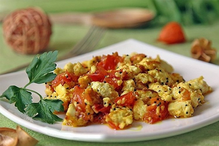 Omelet with tofu and tomatoes