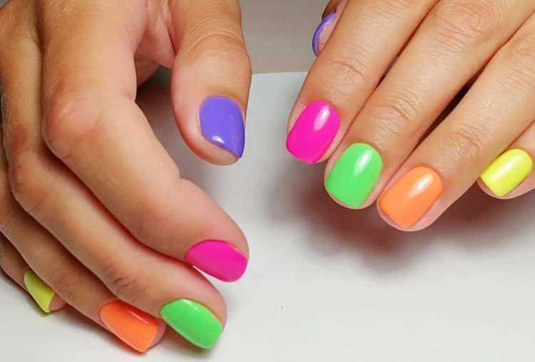 Multi-colored manicure