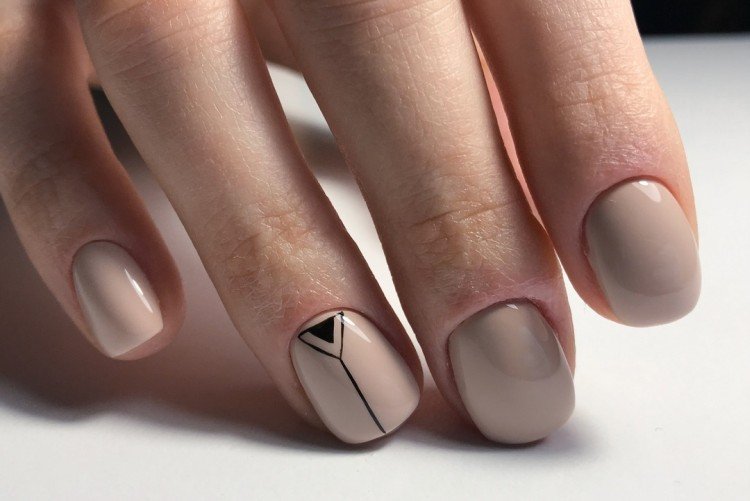 Nude manicure with an accent