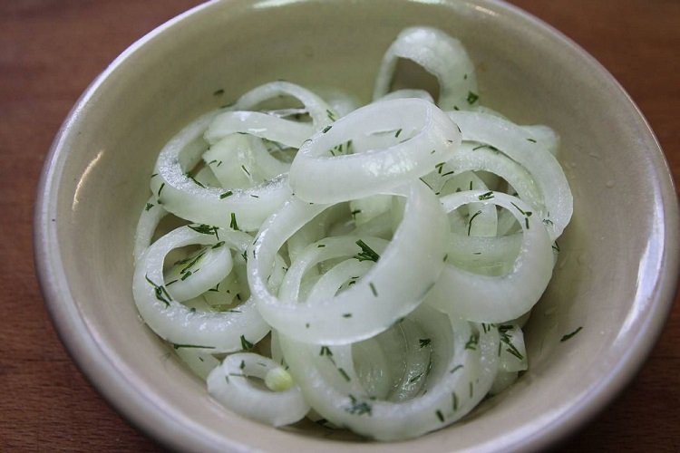 Pickled onions in vinegar