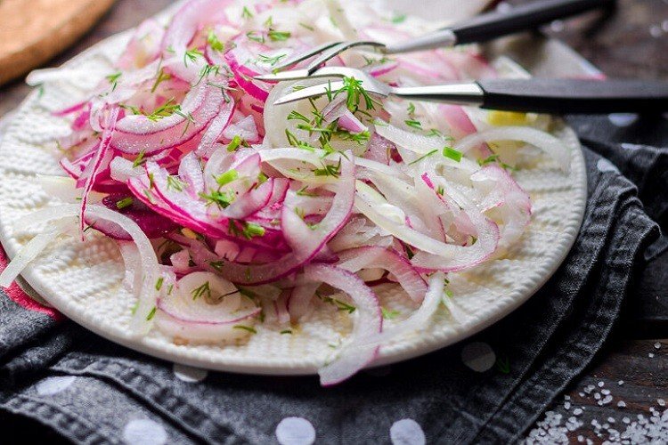 Perfect pickled onions for barbecue