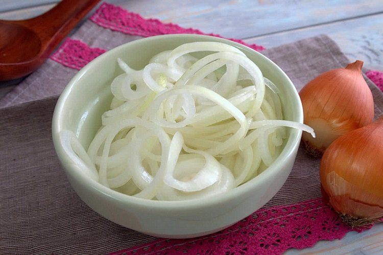 Onions marinated in wine vinegar with lemon