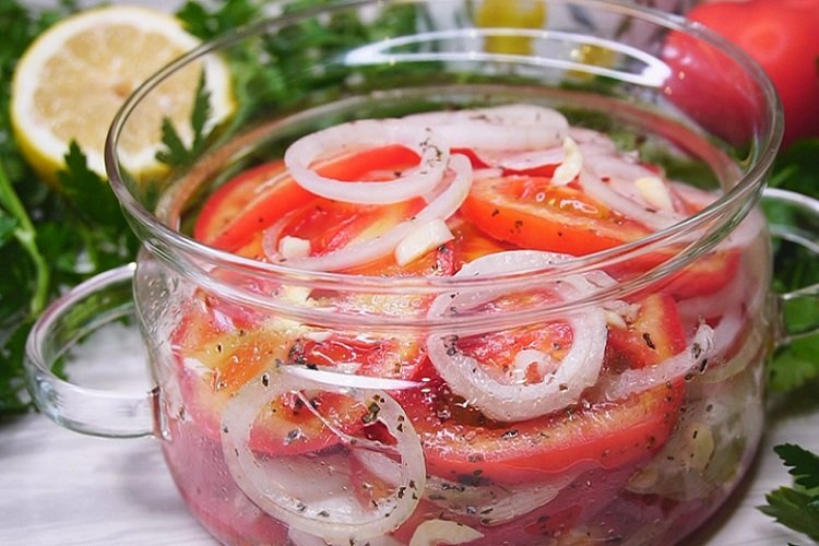 Pickled onions with vinegar and tomatoes