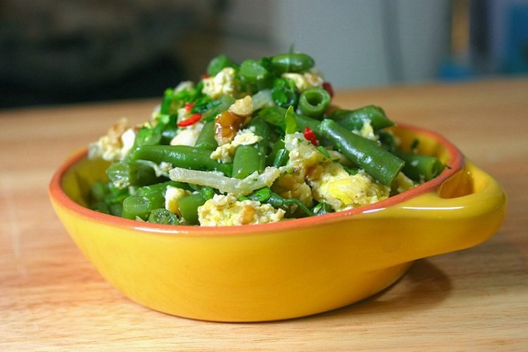 Lobio with green beans and egg