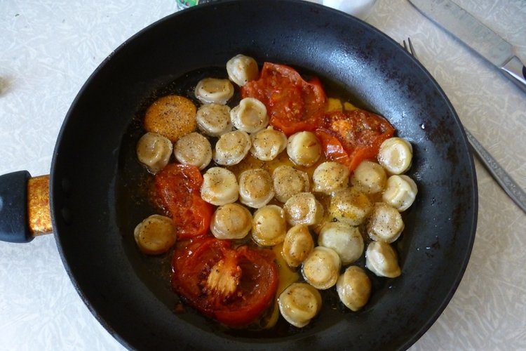 Dumplings fried with tomatoes and onions