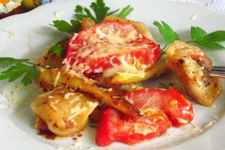 Fried dumplings with cheese and tomatoes