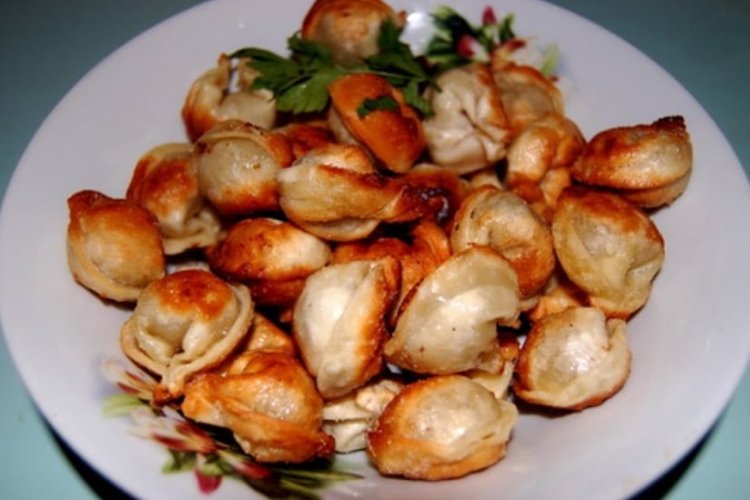 Fried dumplings with garlic and chili sauce