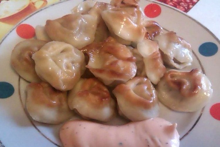 Dumplings fried with ketchup and mayonnaise