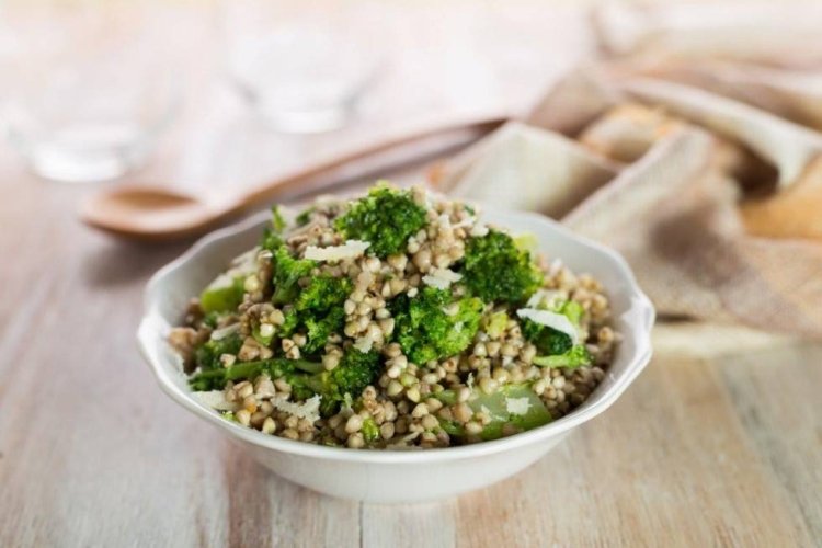 Buckwheat with chicken and broccoli in a slow cooker