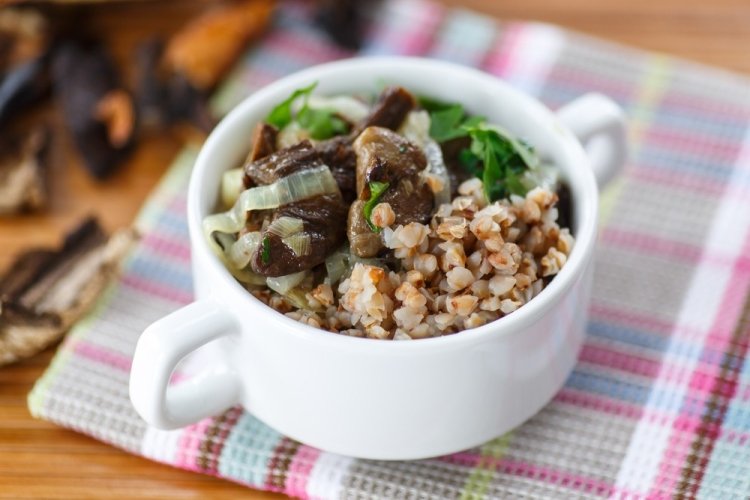 Buckwheat with dried mushrooms in a slow cooker