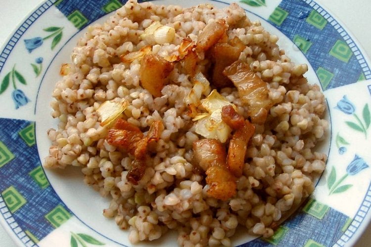 Buckwheat with cracklings and onions