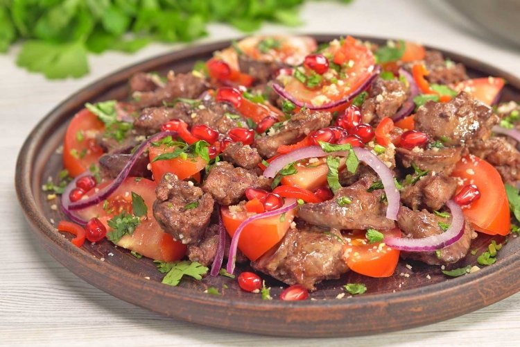 Spicy salad with liver, tomatoes and onions