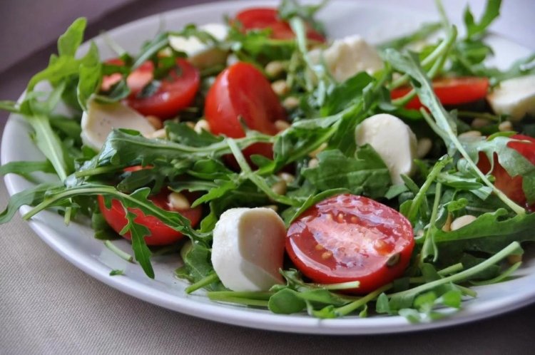 Georgian salad with goat cheese, arugula and tomatoes
