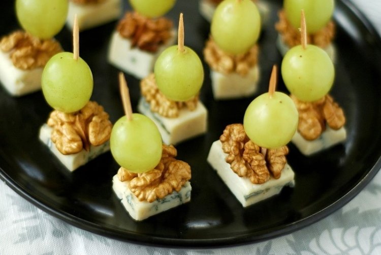 Canapes with blue cheese, nuts and grapes