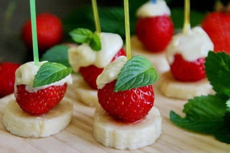 Fruit canapes with strawberry and banana
