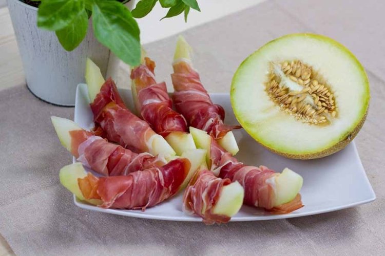 Canapes with jamon and melon