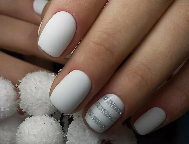 White winter manicure