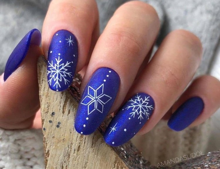 Snowflakes and snowmen on nails