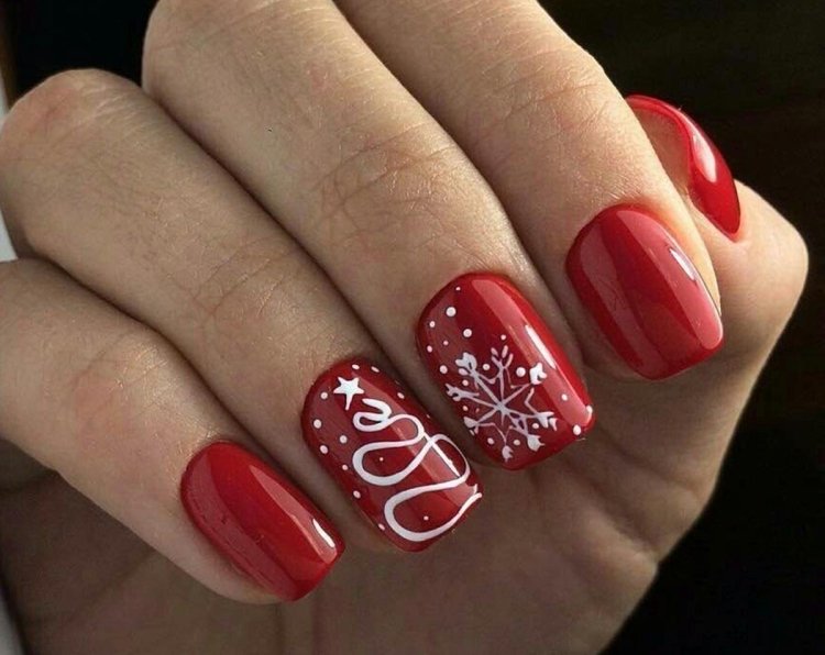 Red winter manicure 2021-2022