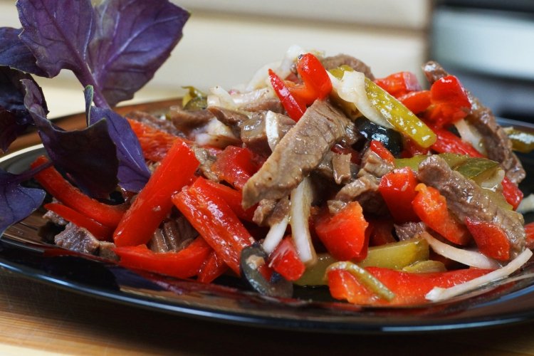 Salad with beef, pickles and bell pepper