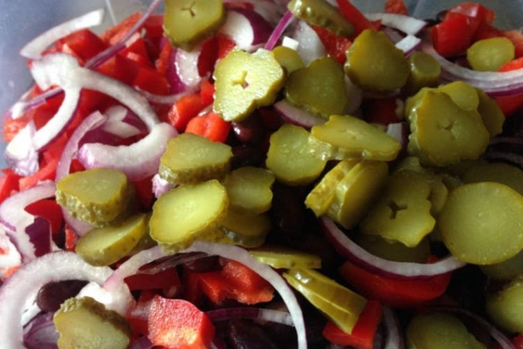 Salad with pickles, beans and bell pepper