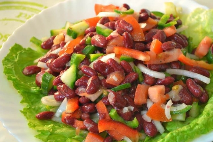 Bean salad with onions and pickles