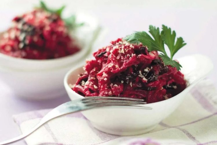 Raw beetroot salad with prunes and garlic