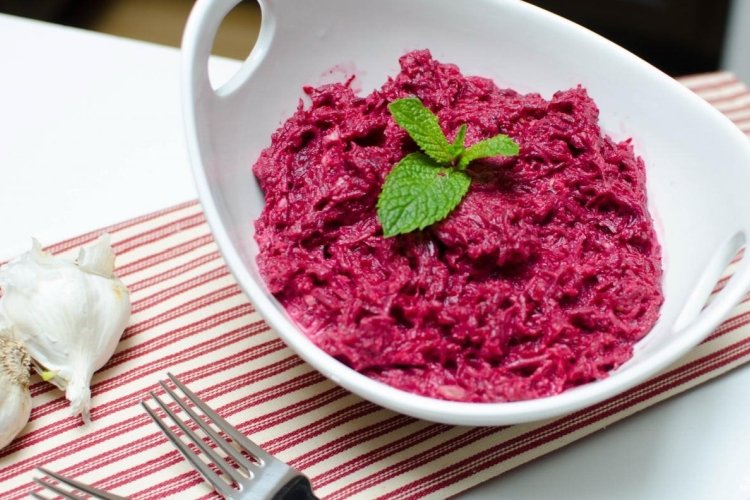 Raw beetroot salad with garlic and sour cream