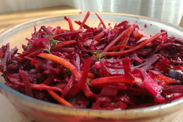 Raw beetroot salad with carrots and honey-mustard dressing