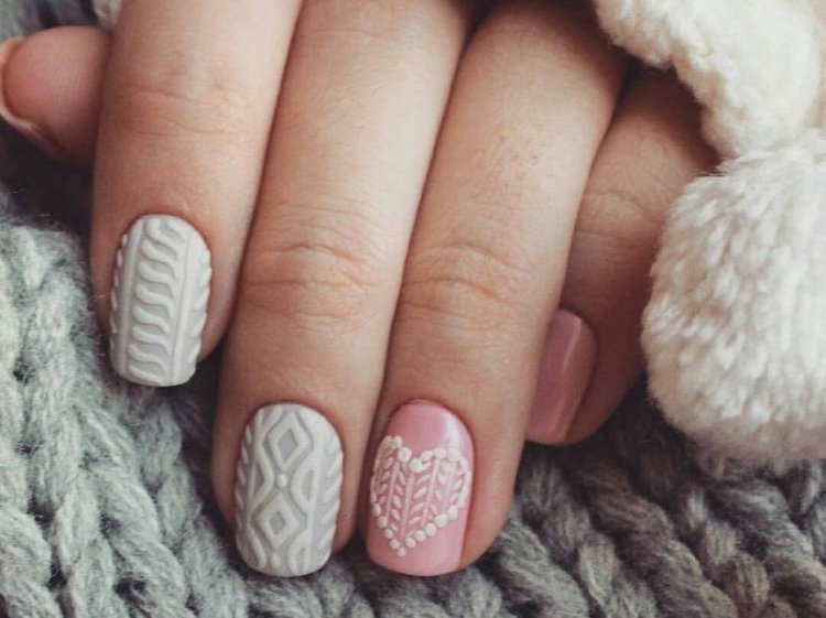 Knitted manicure for short nails