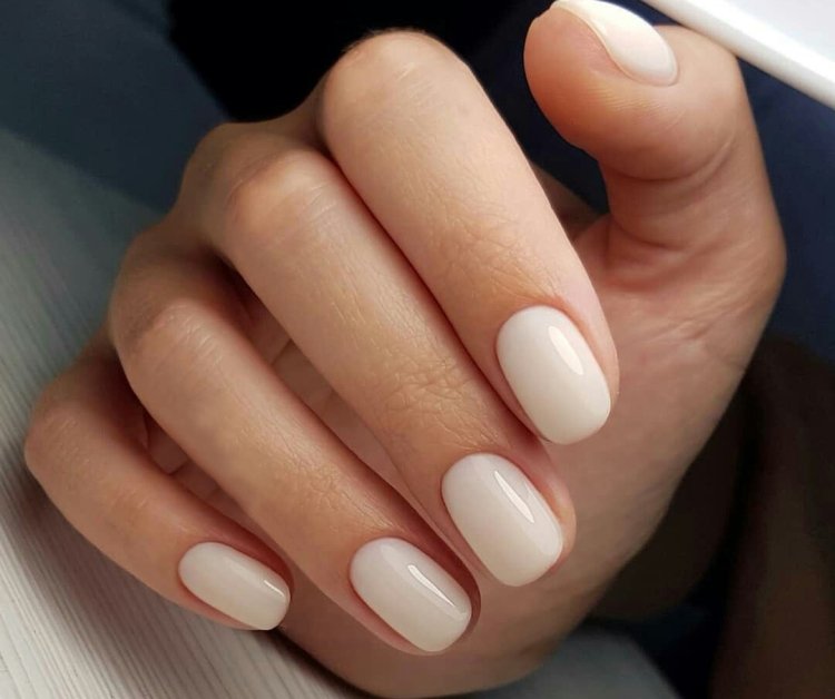 Snow-white coverage for short nails