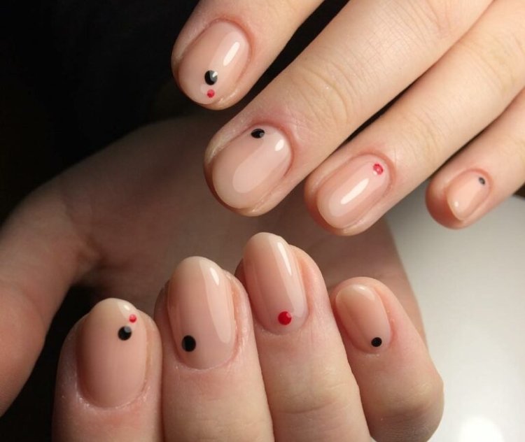 Dots in manicure