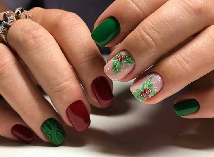 Red-green New Year's manicure