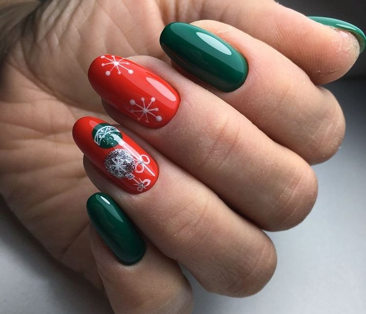 Red-green New Year's manicure