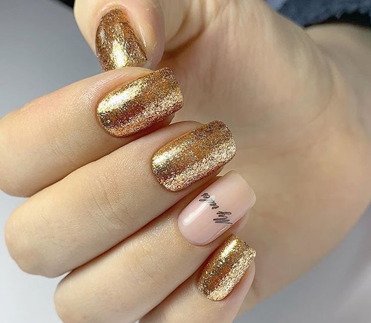 Golden manicure for New Year 2022