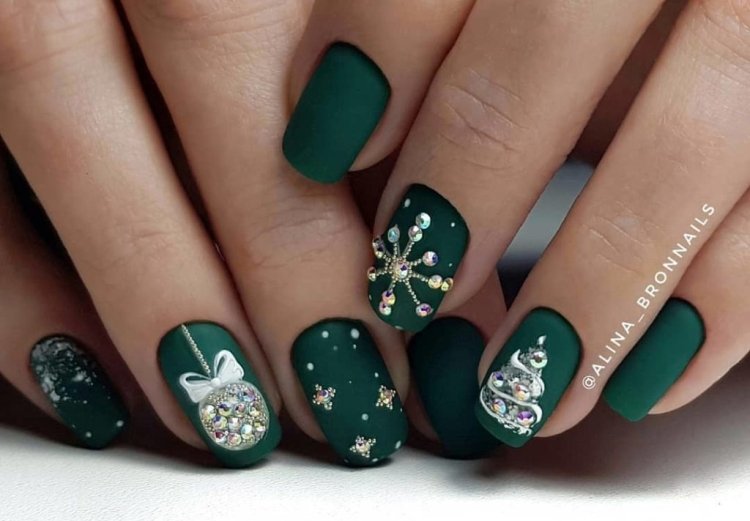 Green New Years Manicure 2022