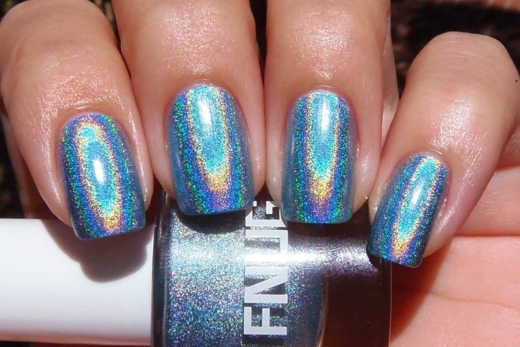 Holographic effect manicure
