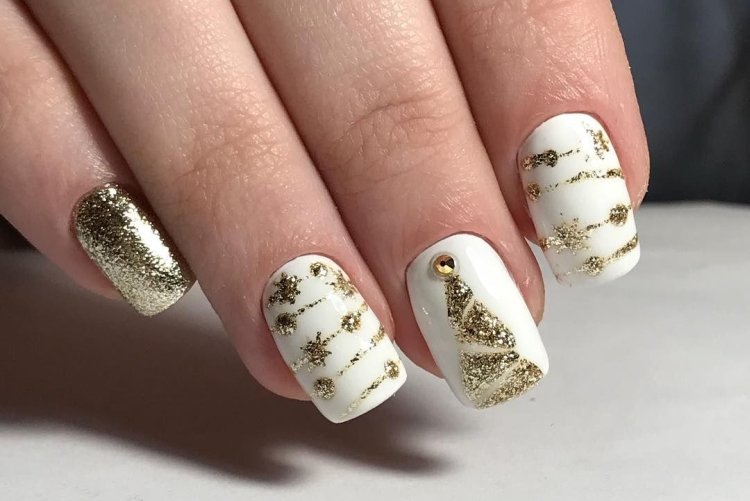 Snow-white New Year's manicure for short nails