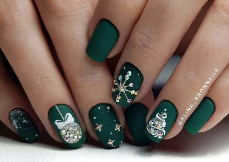 Green manicure for short nails