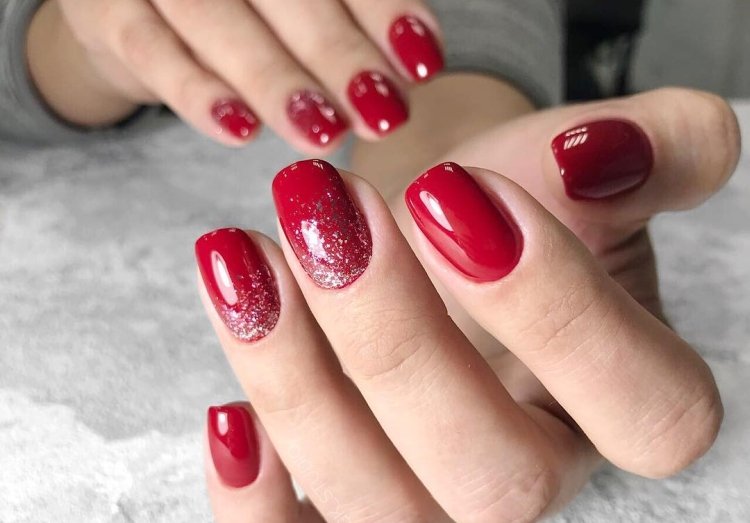 Red new year manicure