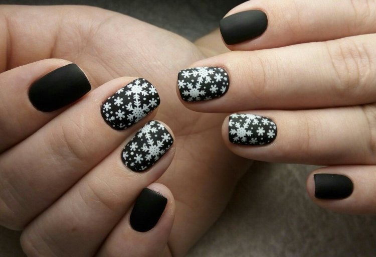 Dark New Year's manicure for short nails