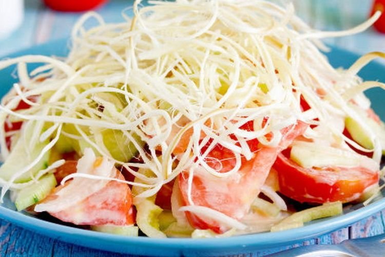 Vegetable salad with pigtail cheese