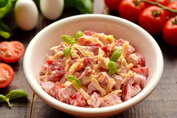 Salad with tomatoes, chicken and pigtail cheese