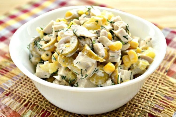 Meat salad with turkey, pigtail cheese, corn and olives
